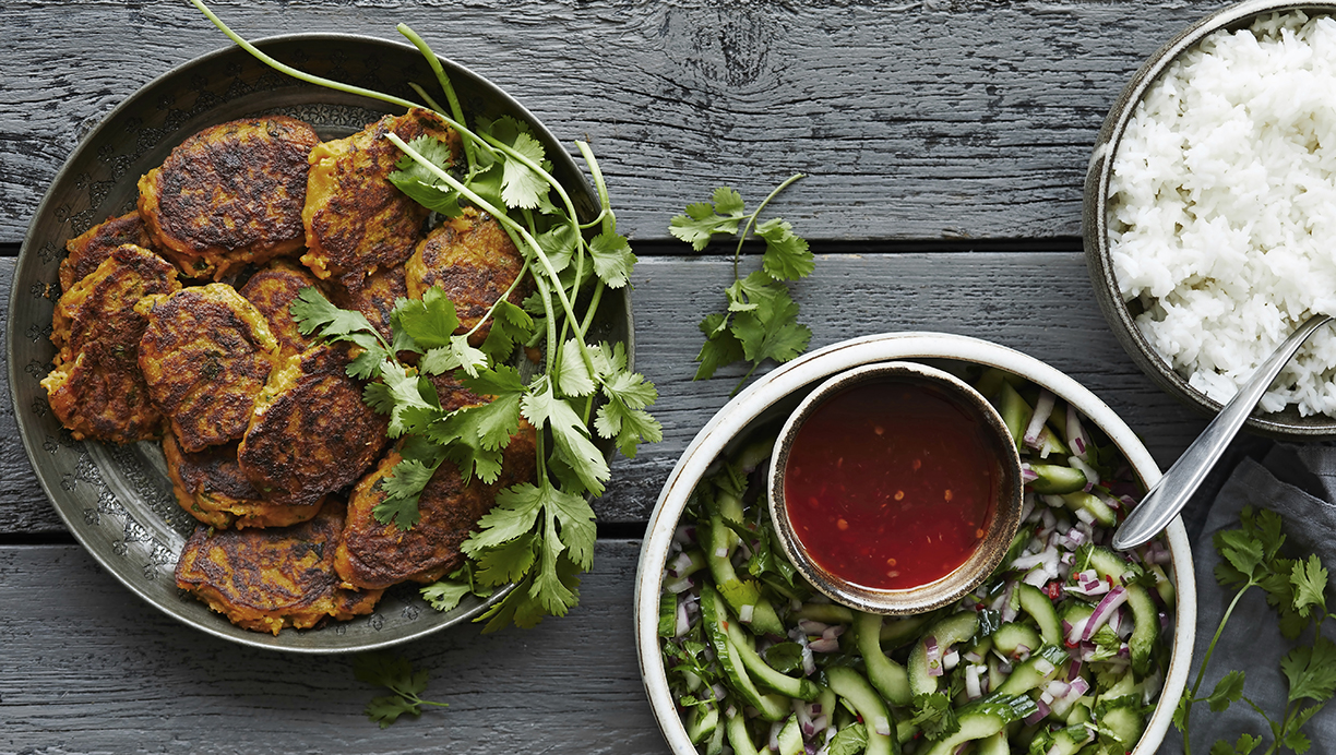 Opskrift på thailandske rejefrikadeller med agurkesalat