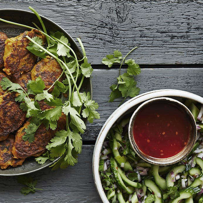 Opskrift på thailandske rejefrikadeller med agurkesalat
