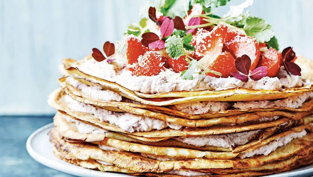 Pandekagelagkage med jordbærmarmelade og rabarberskum