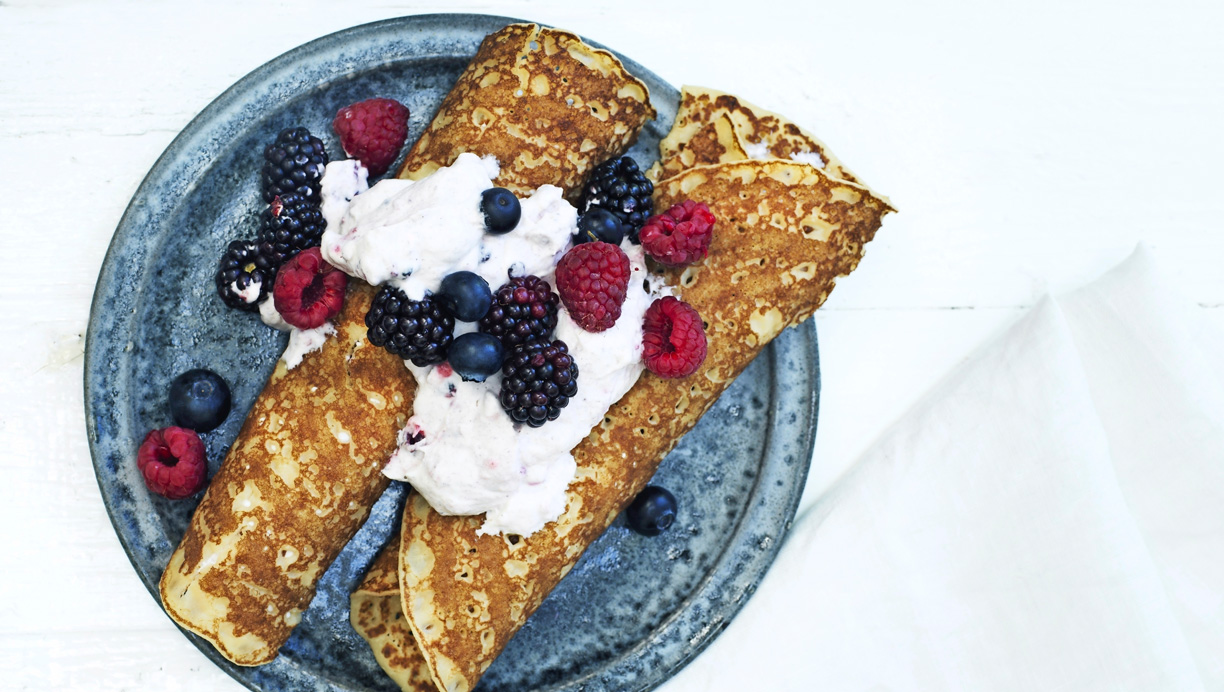 Pandekager med brombærflødeskum og bær