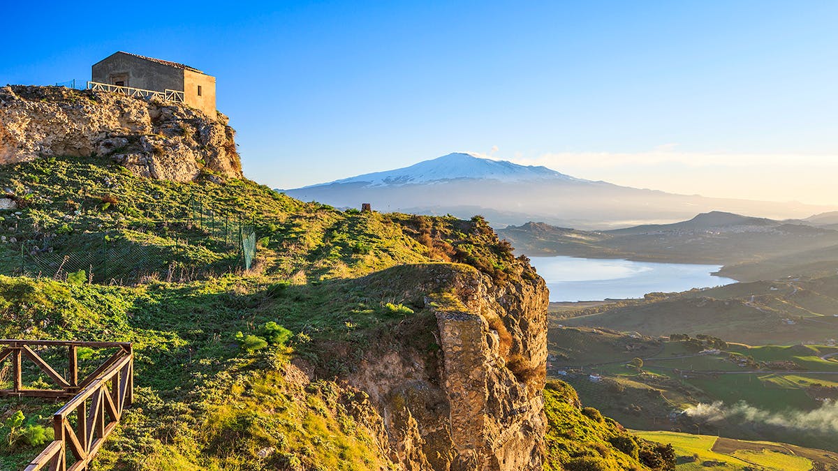 Rejser til Sicilien: Etna er Siciliens højeste bjerg og desuden Europas største aktive vulkan