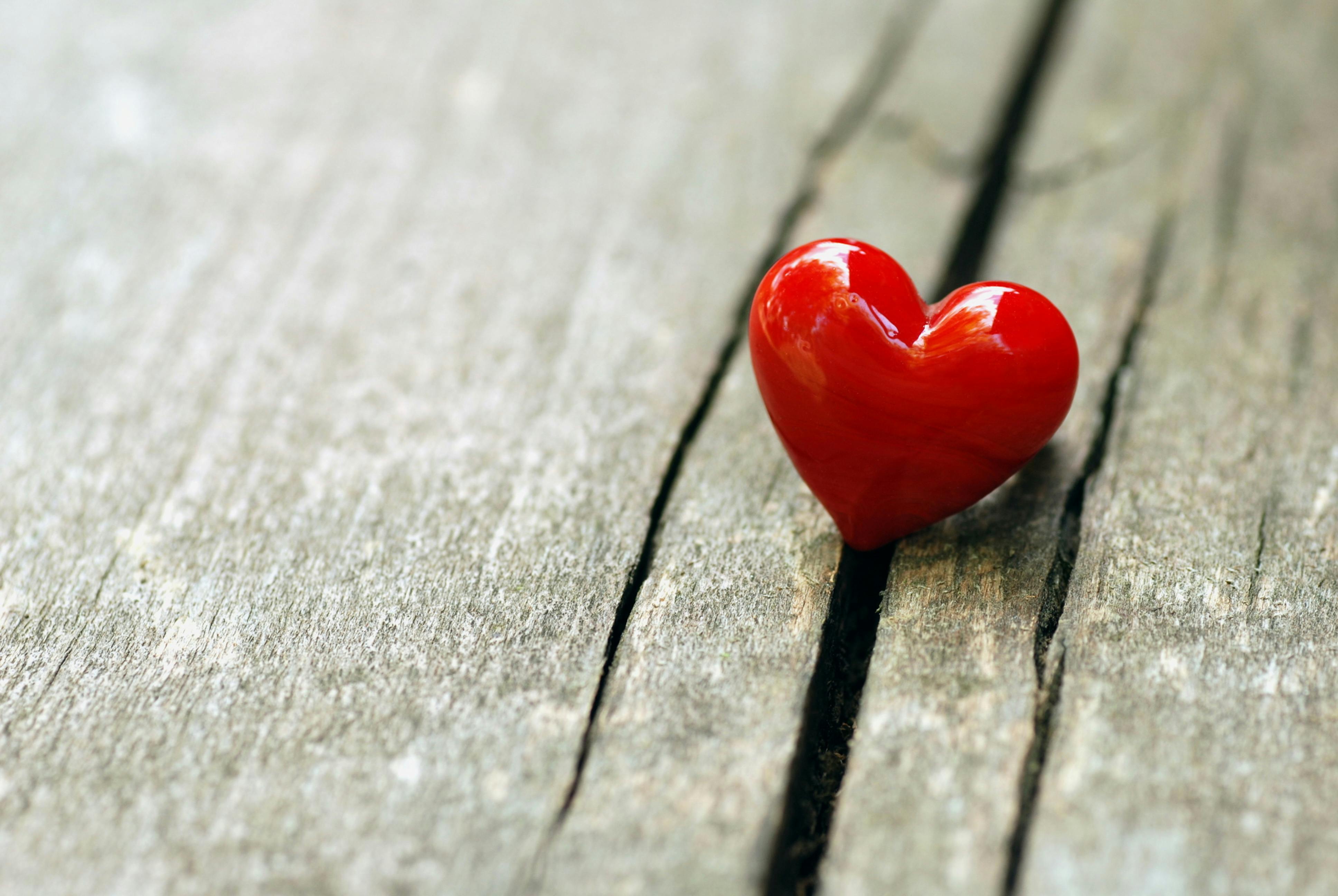 Hjerte på træbord - kærlighed