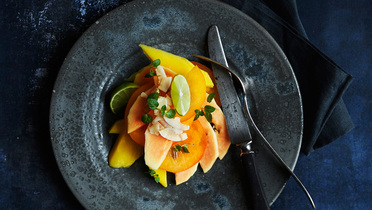 Papaya-mango-frugtsalat med lime og kokos