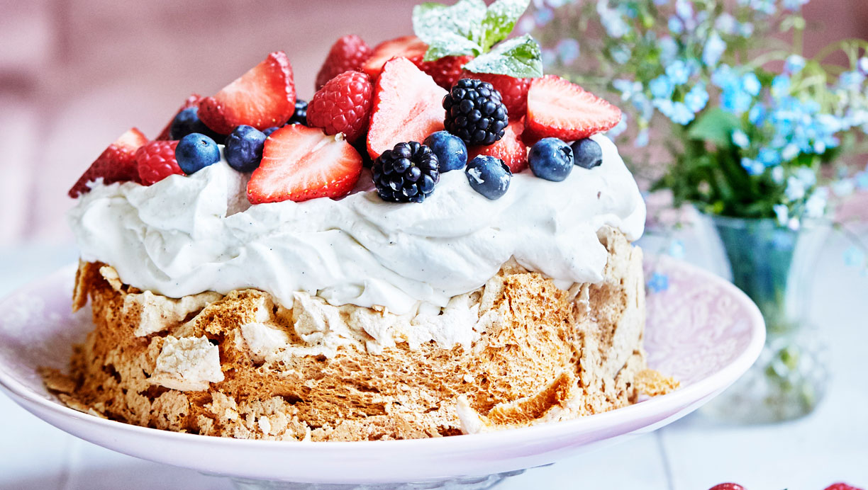 Pavlova med hyldeblomstcreme og friske bær