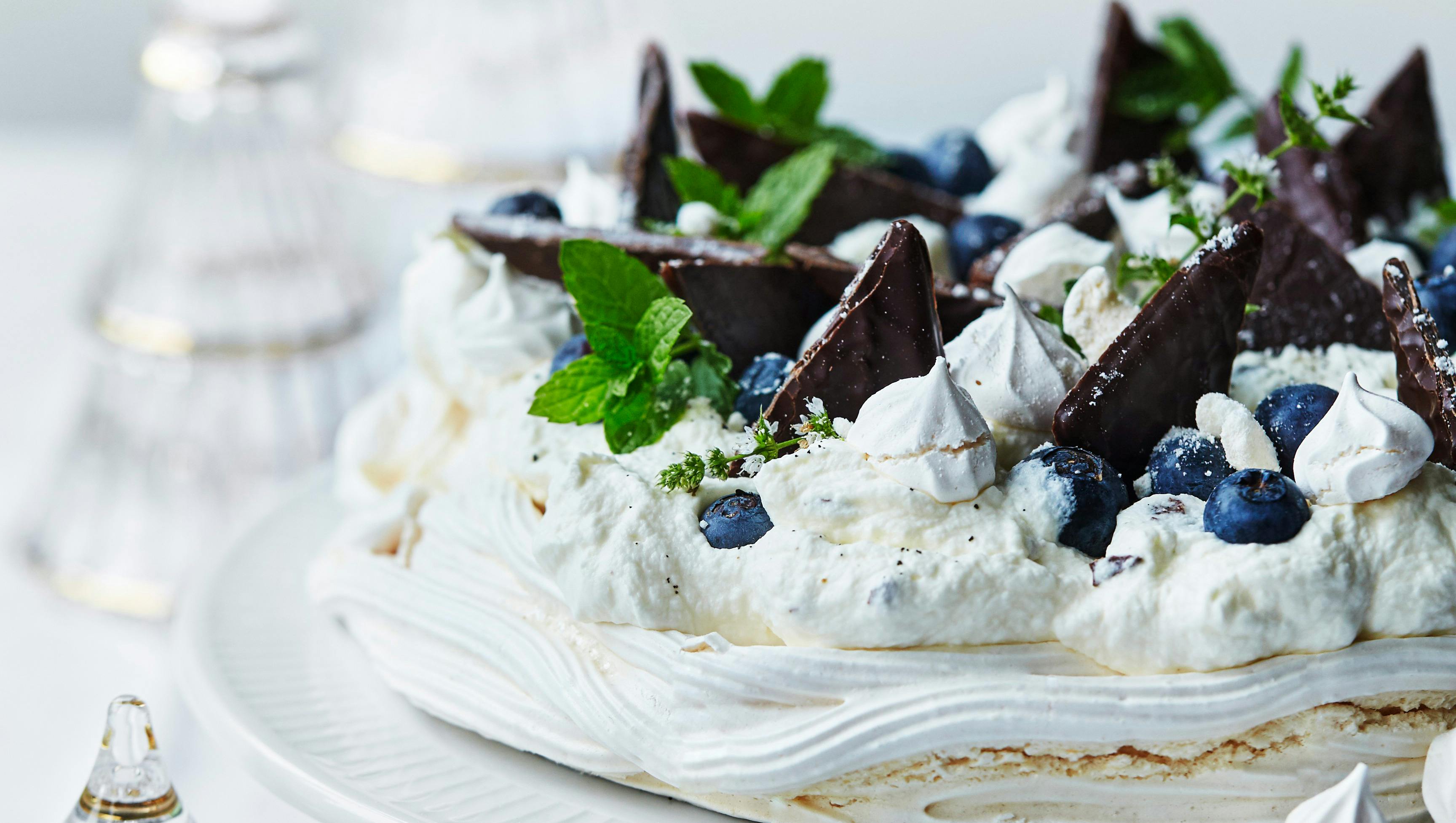 Pavlova med mynte, blæbær og After Eight