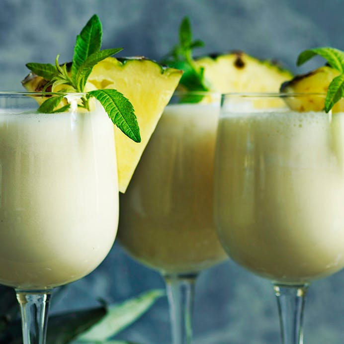 Opskrift på den klassiske drink piña colada med lys rom