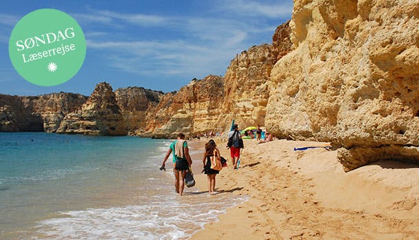 Algarvekysten - mennesker går langs stranden