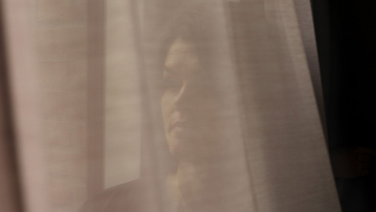 Louise levede med psykisk vold: Vores liv var nemmest, hvis jeg gik i ét med tapetet