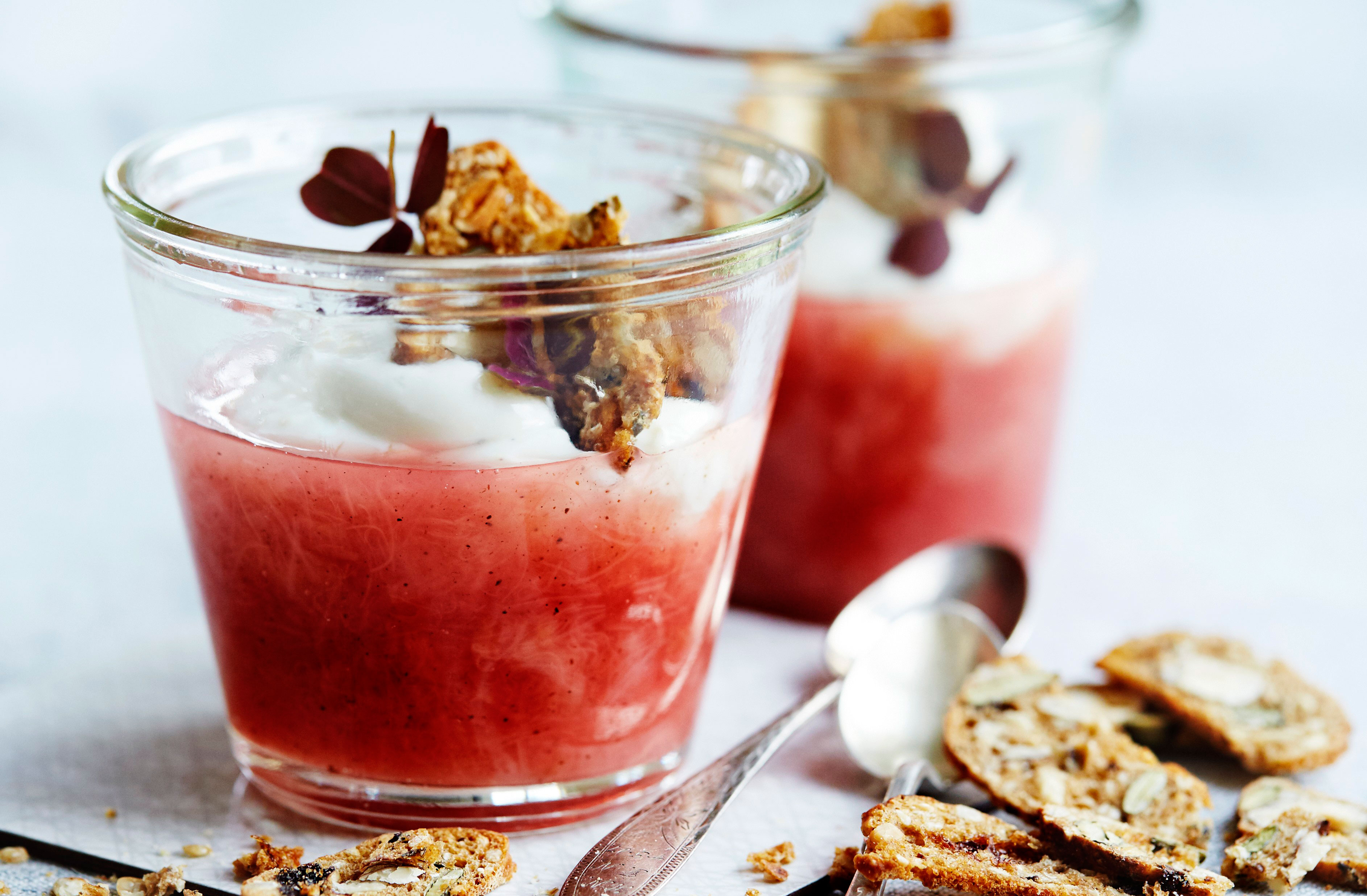 Rabarberkompot med koldskålscreme og knas 