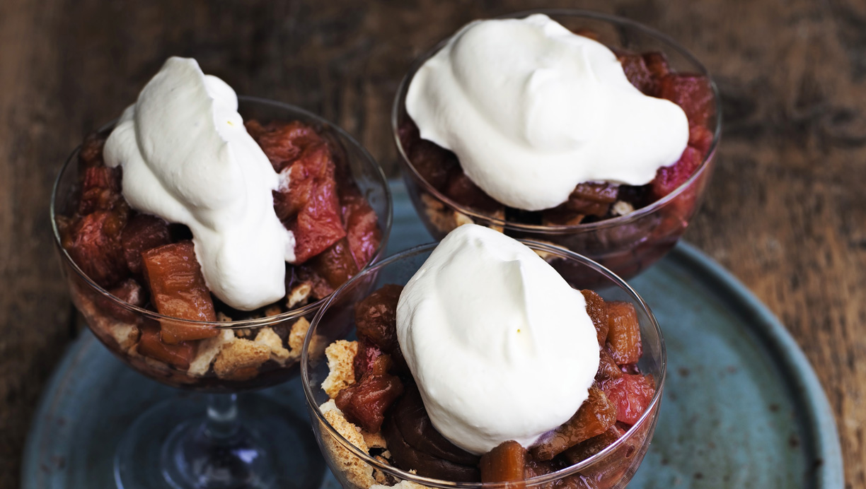 Rabarbertrifli med kakaocreme og flødeskum