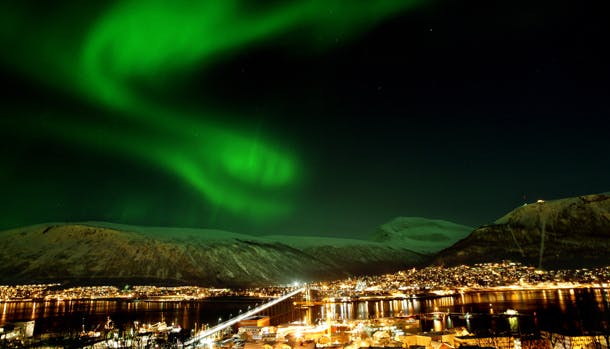 Rejs til Nordnorge og oplev nordlyset folde sig ud på nattehimlen i Tromsø.