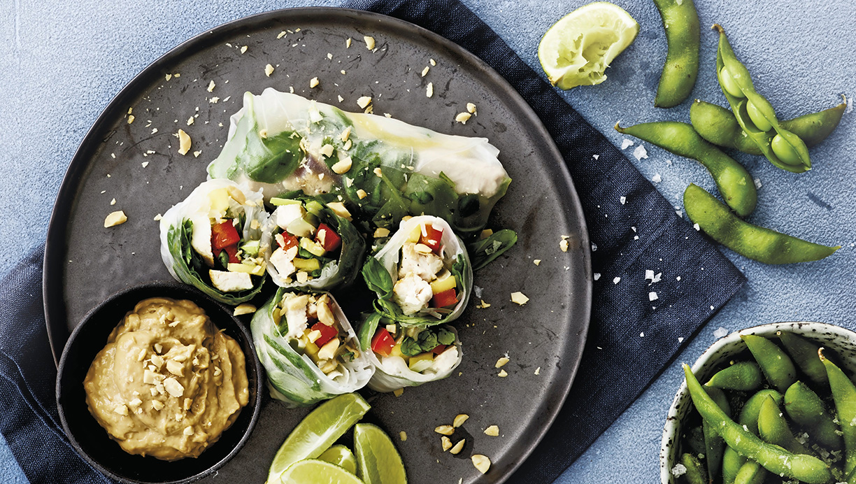 Friske forårsruller med kylling, mango og peanutdip