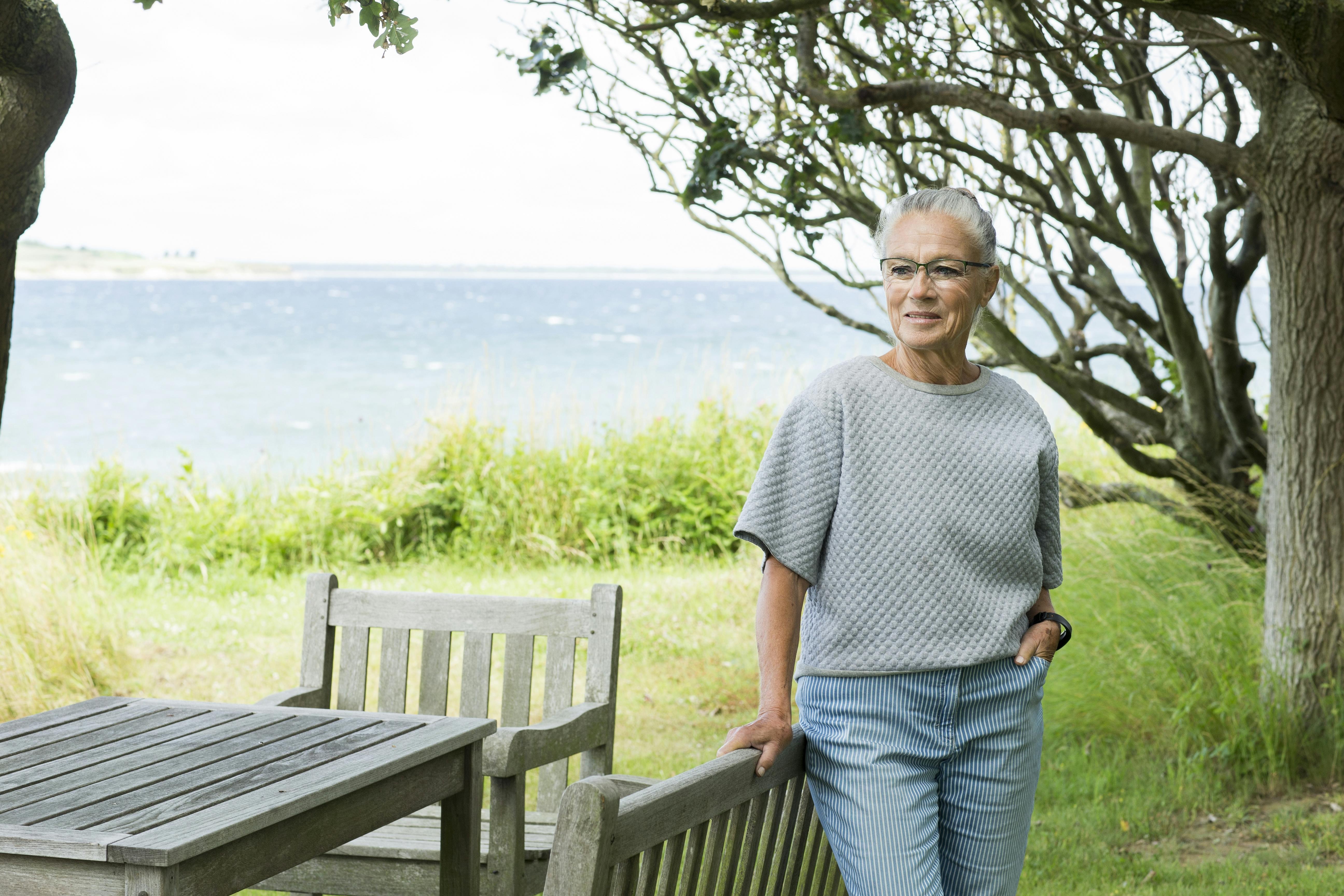 Ritt Bjerregaard i haven ved sit sommerhus på Fyn