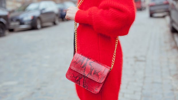 Kvinde i rødt outfit