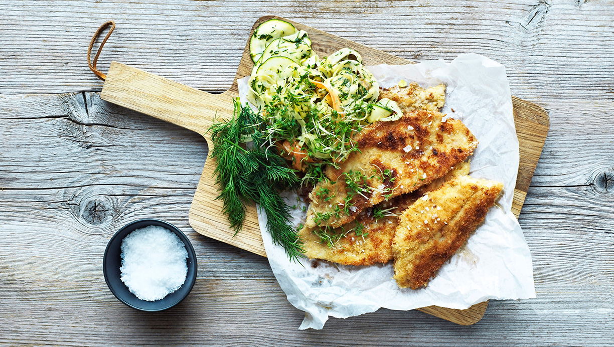 Rødspættefileter med sprød salat