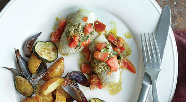 Rødspætte_med sprøde kartofler og squash på hvid tallerken