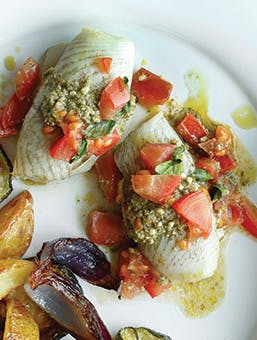 Rødspætte_med sprøde kartofler og squash på hvid tallerken