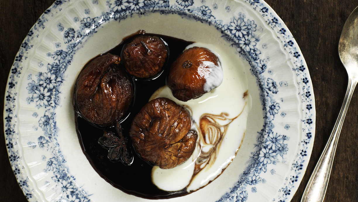 Rødvinskogte figner med krydderier og vaniljesauce