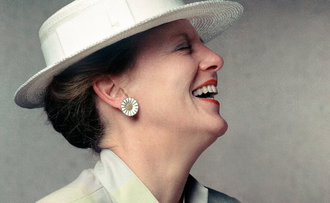 Dronning Margrethe med en daisy ørering på portræt fra 1960'erne
