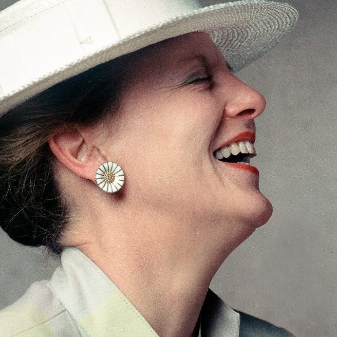 Dronning Margrethe med en daisy ørering på portræt fra 1960'erne