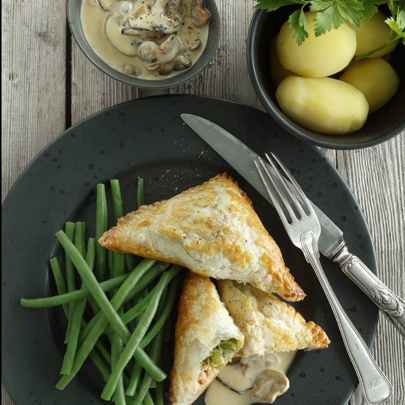 Laks i butterdej med svampesauce