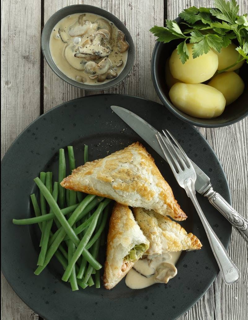 Laks i butterdej med svampesauce