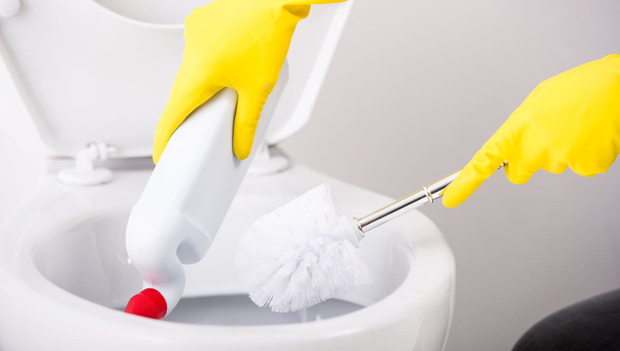 Sådan får du nemt dit toilet hvidt igen