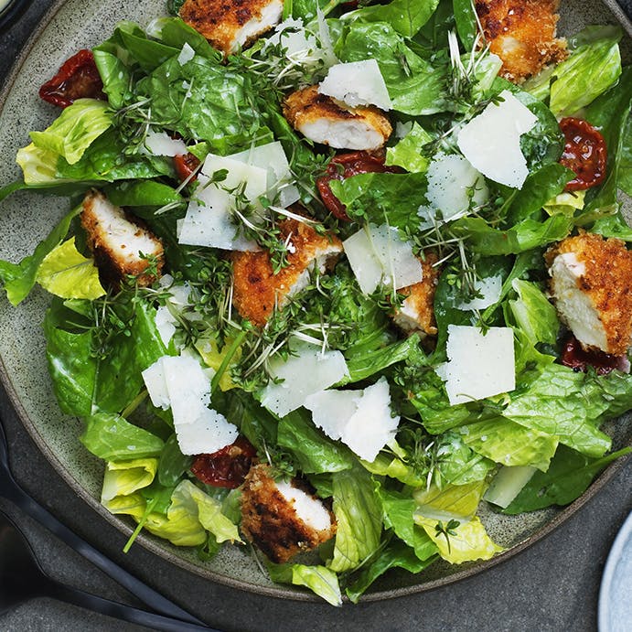 Salat med kyllingenuggets og dijon-dressing