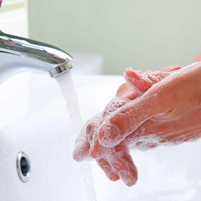 kvinde vasker hænder