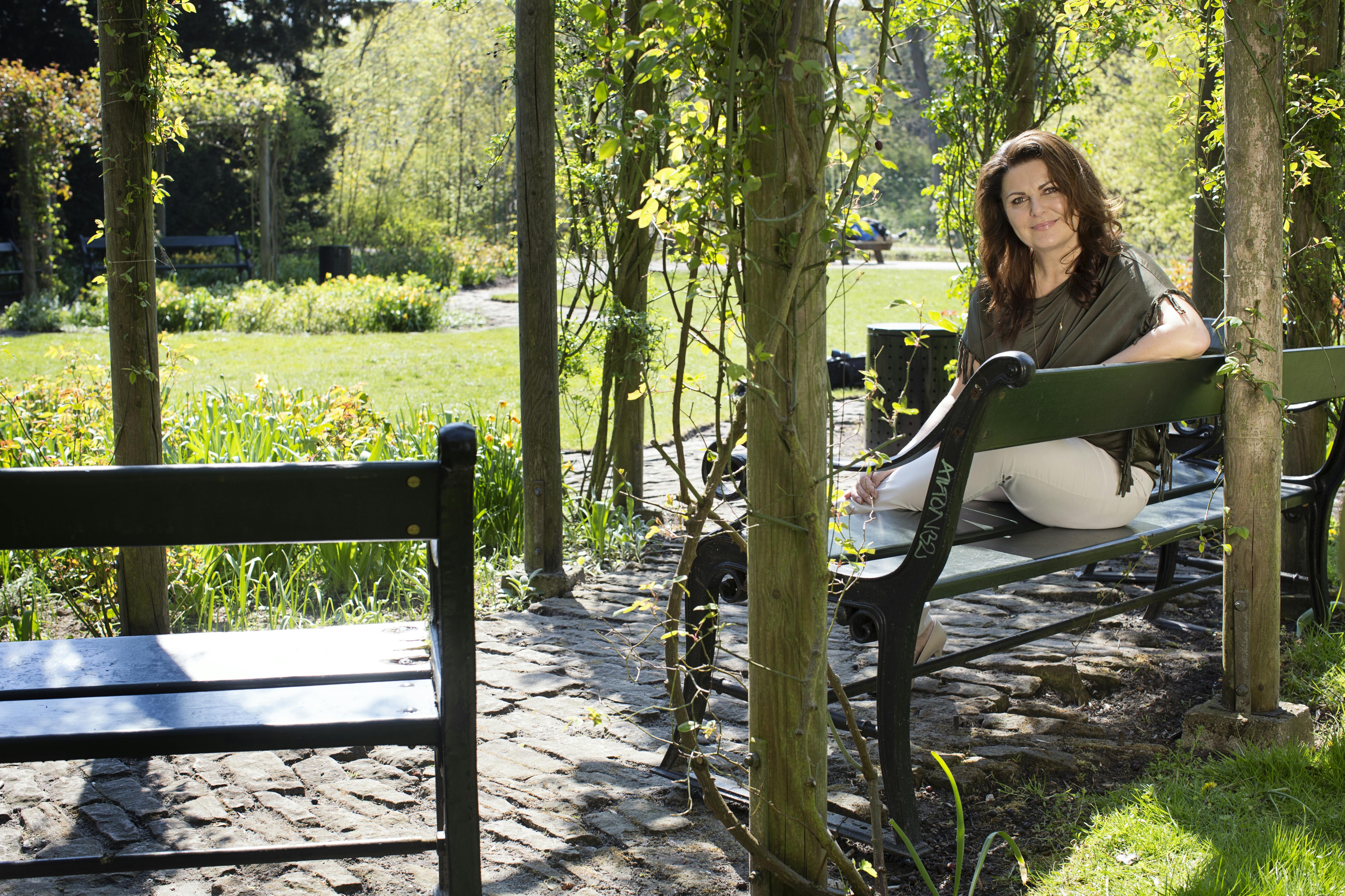 Sara Blædel på bænk