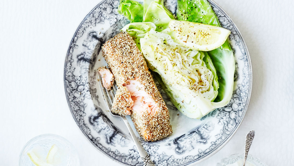 Sesamlaks med dampet spidskål
