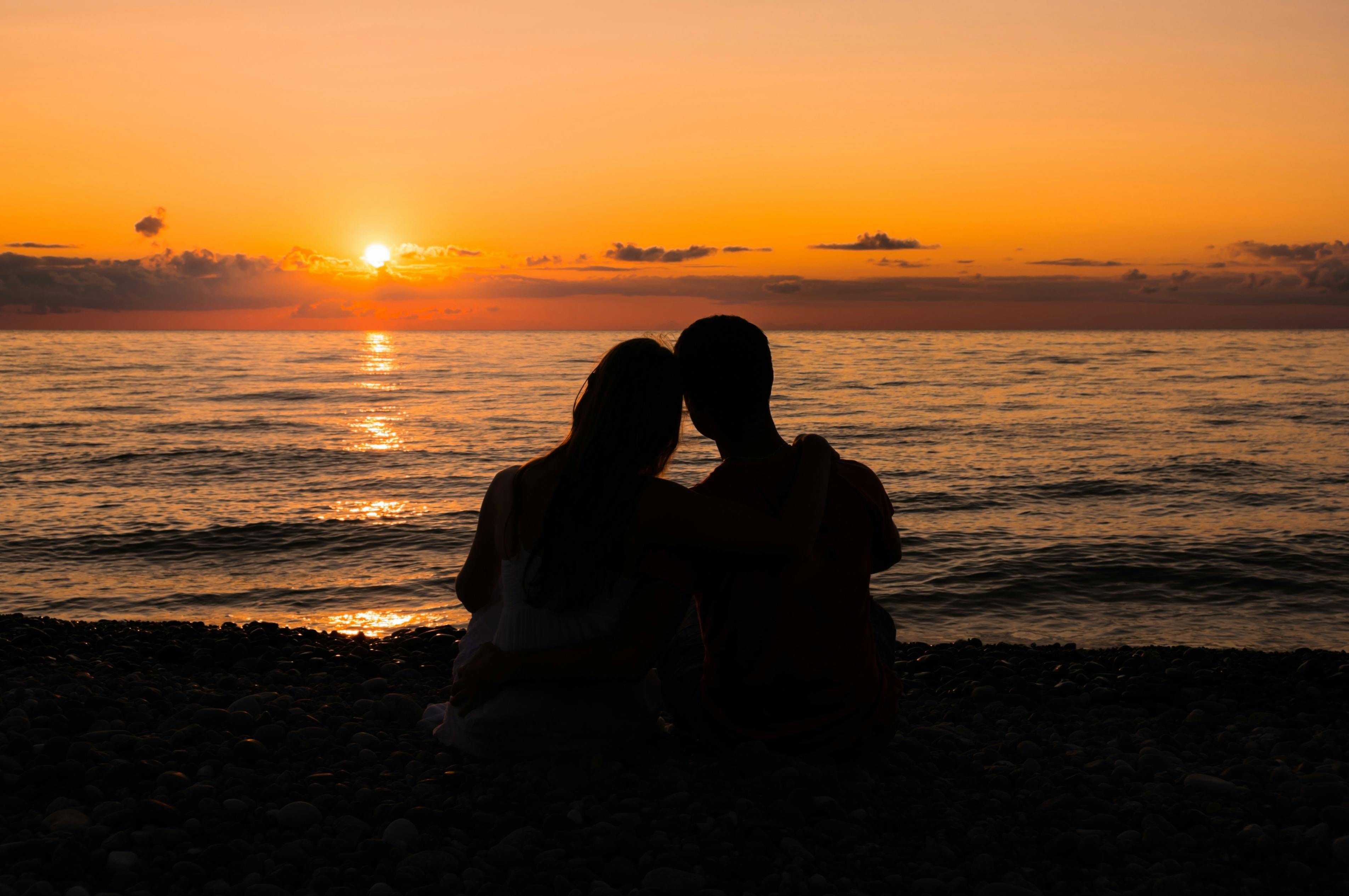 Par på strand med solnedgang