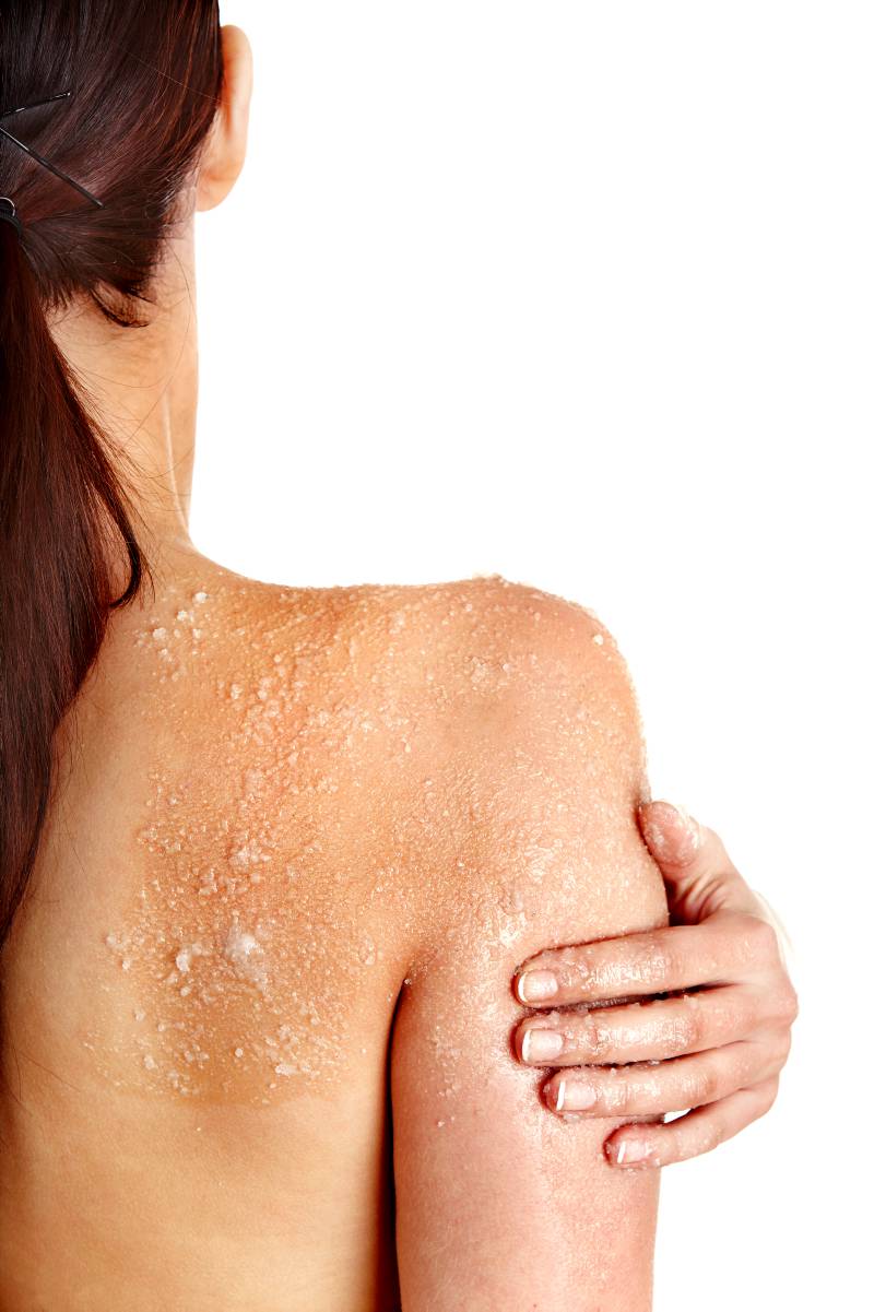 Kvinde bruger bodyscrub