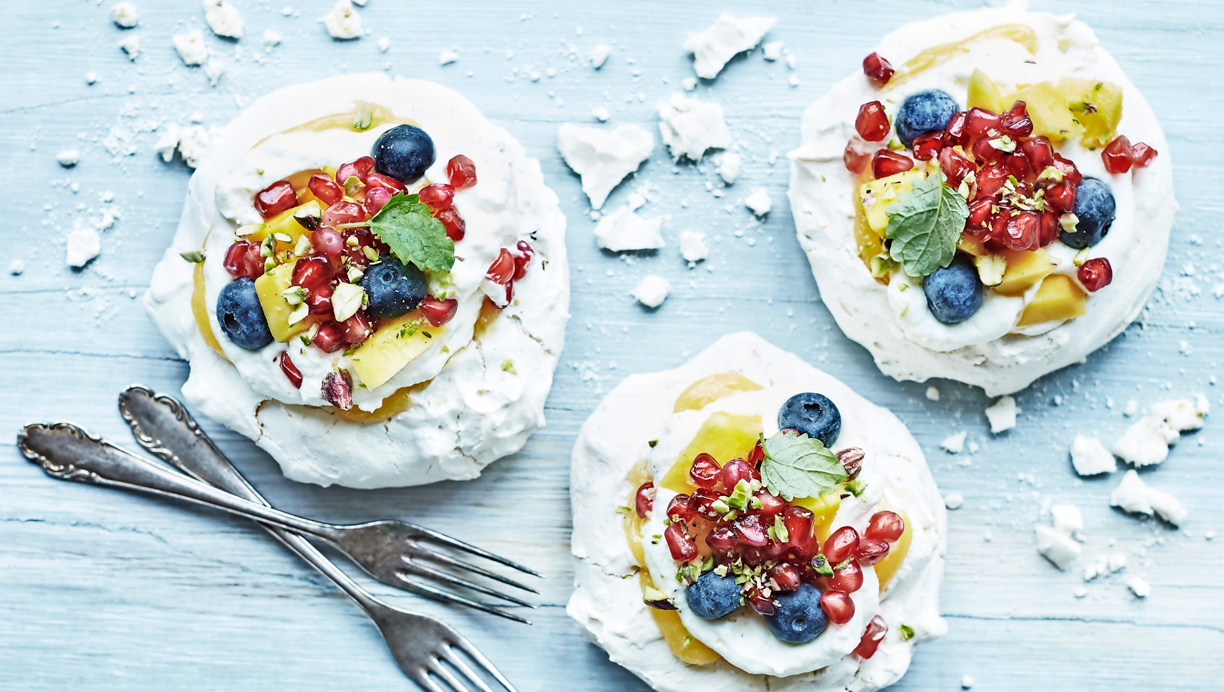 Små marengskager med lemoncurd, flødeskum og frisk frugt