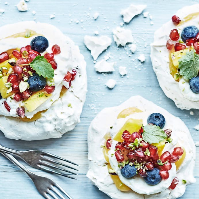 Små marengskager med lemoncurd, flødeskum og frisk frugt