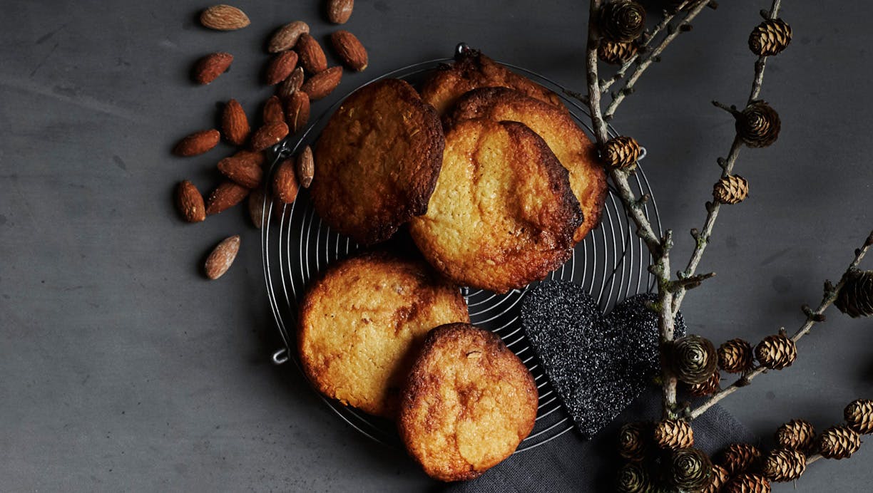 Småkager med salte mandler og karamel