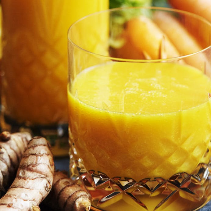 Smoothie med gulerod, mango og gurkemeje