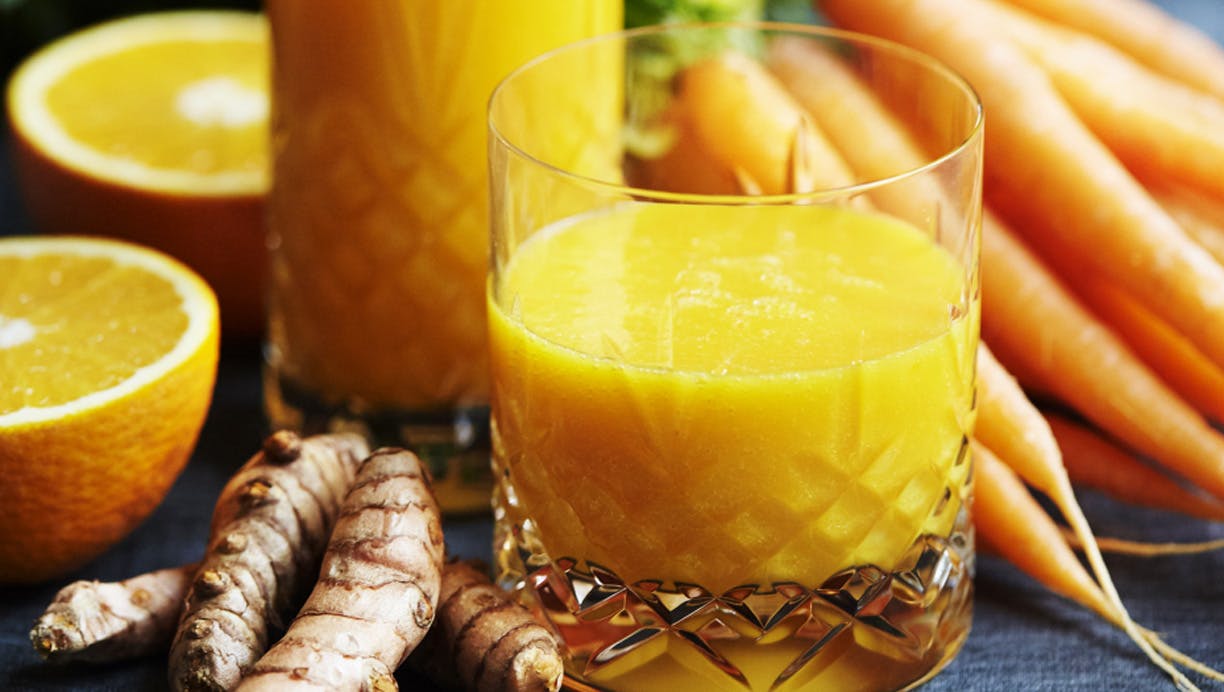 Smoothie med gulerod, mango og gurkemeje