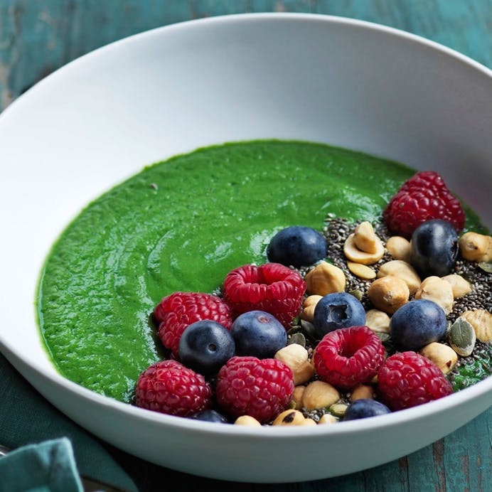 Smoothiebowl med spinat og avocado