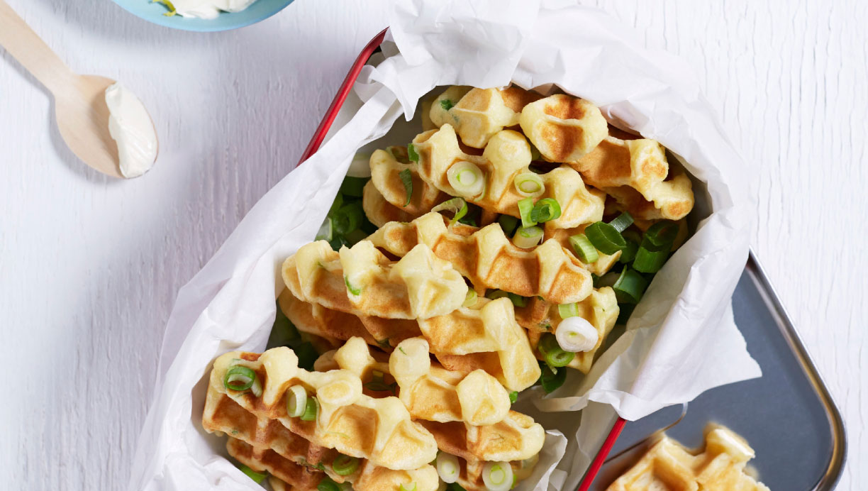 Kartoffelvafler med ost og forårsløg