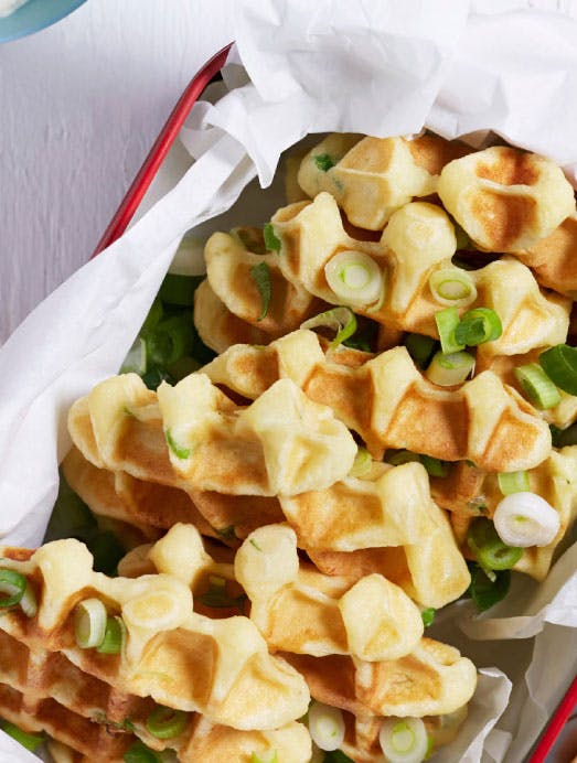 Kartoffelvafler med ost og forårsløg