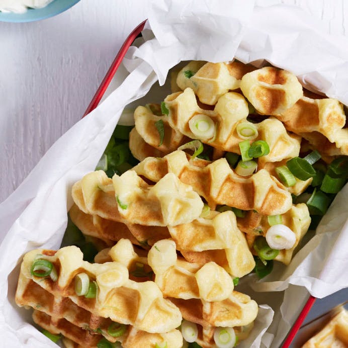 Kartoffelvafler med ost og forårsløg