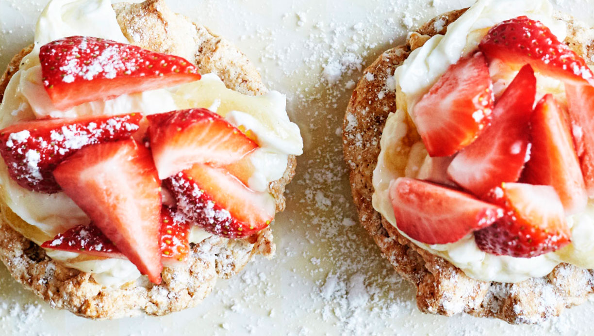 Mandeldrømme med æble-pæreskum og jordbær