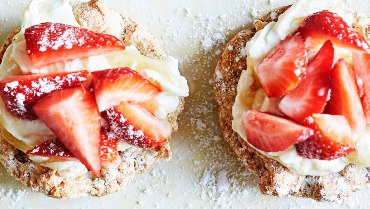 Mandeldrømme med æble-pæreskum og jordbær