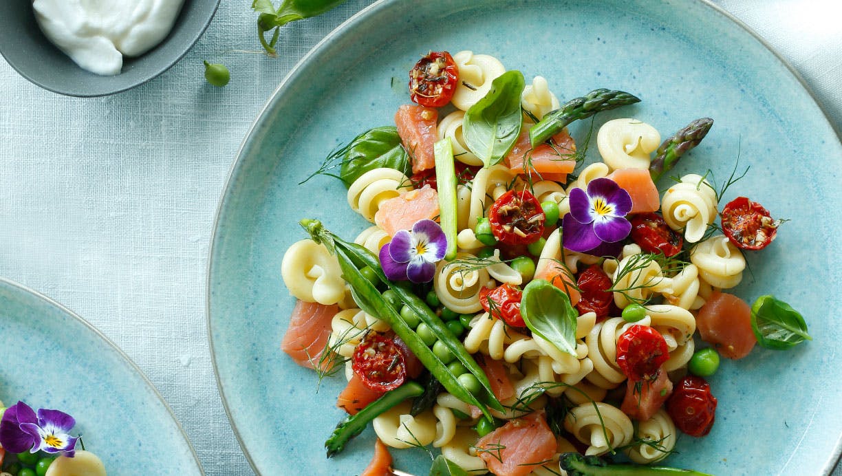 https://imgix.femina.dk/media/article/soe1824-pastasalat.jpg