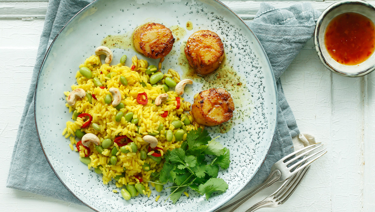 Marinerede kammuslinger og krydrede ris