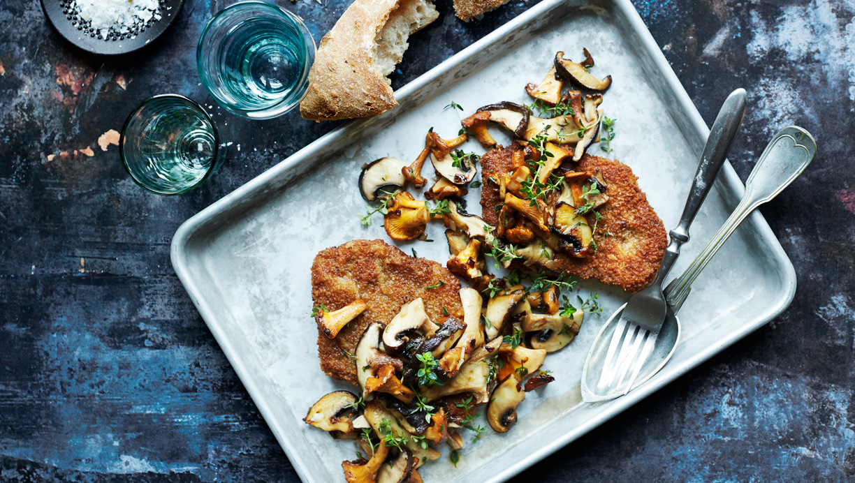 Pecorinopanerede schnitzler med stegte svampe 