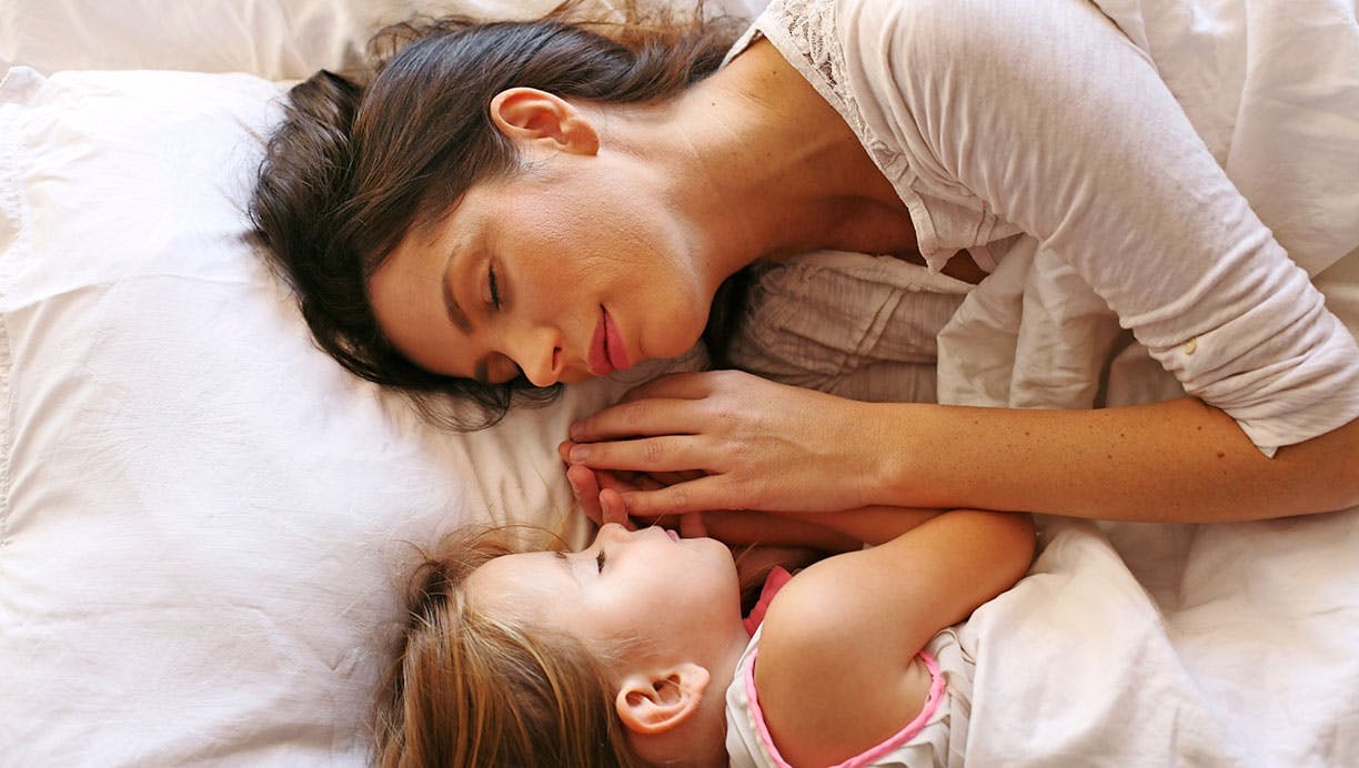 Mor og barn sover