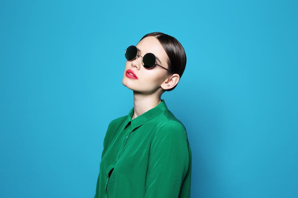 Kvinde med runde solbriller