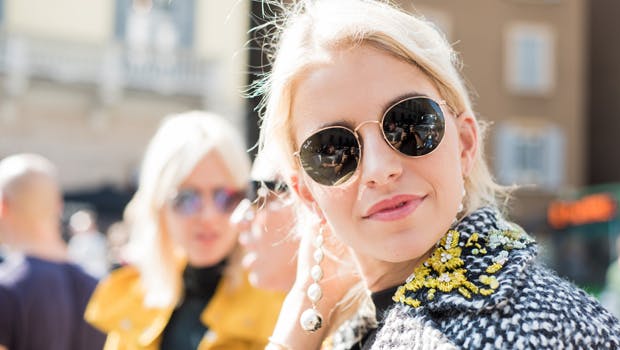 Smilende kvinde med solbriller på